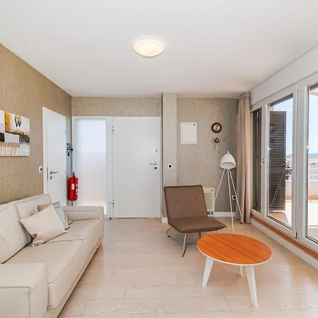 Sunny Side Escape By Belmont Realty 아파트