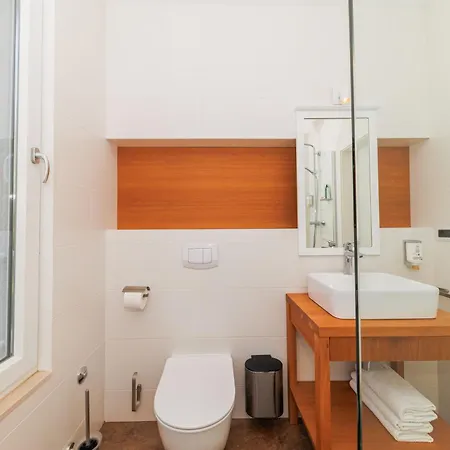 Sunny Side Escape By Belmont Realty 아파트 *