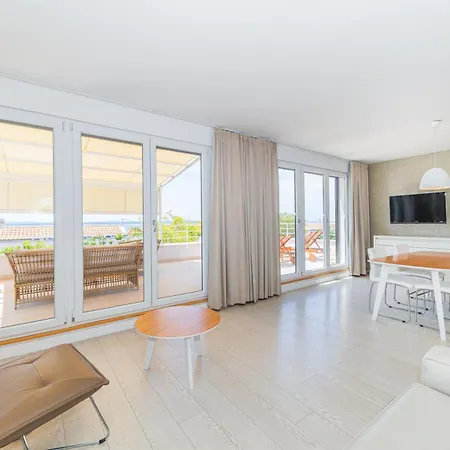 아파트 Sunny Side Escape By Belmont Realty