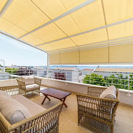 아파트 Sunny Side Escape By Belmont Realty *