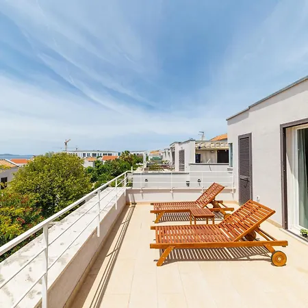 아파트 Sunny Side Escape By Belmont Realty