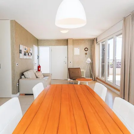 Sunny Side Escape By Belmont Realty 아파트