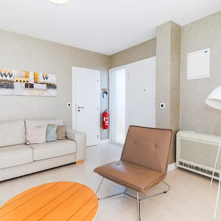 Sunny Side Escape By Belmont Realty 아파트 돈제페트레케인