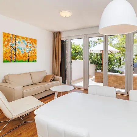 Sunny Side Escape By Belmont Realty 아파트 *