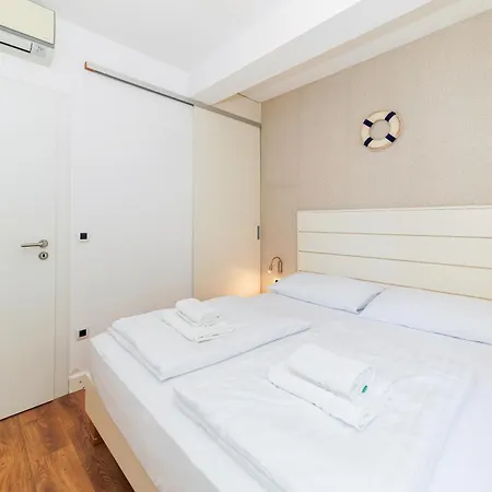 아파트 Sunny Side Escape By Belmont Realty *
