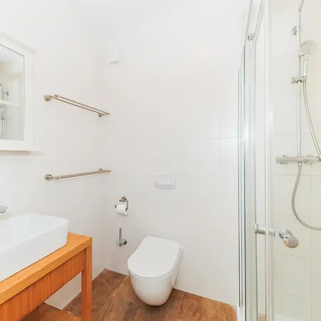 Sunny Side Escape By Belmont Realty 아파트