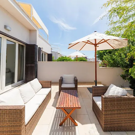 아파트 Sunny Side Escape By Belmont Realty