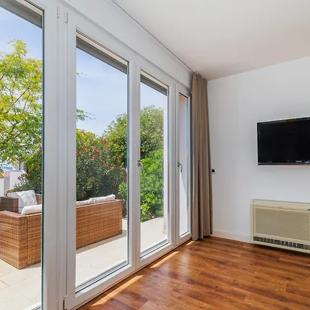 Sunny Side Escape By Belmont Realty 아파트 *