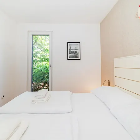 아파트 Sunny Side Escape By Belmont Realty *
