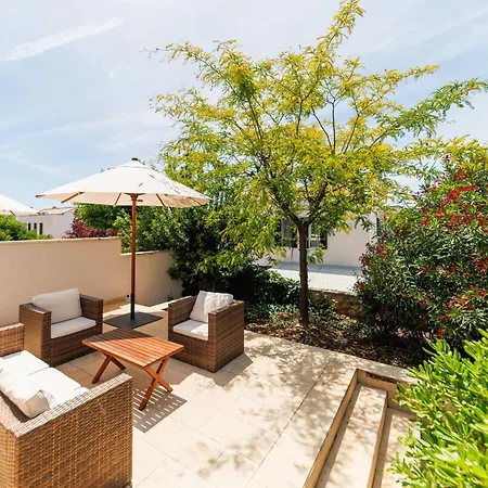 Sunny Side Escape By Belmont Realty 아파트