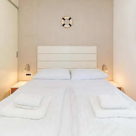 아파트 Sunny Side Escape By Belmont Realty