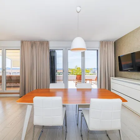 Sunny Side Escape By Belmont Realty 아파트 *