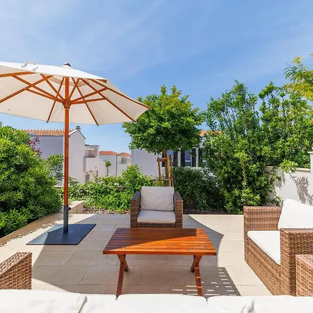 Sunny Side Escape By Belmont Realty 아파트