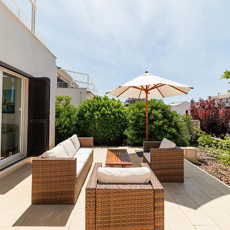 아파트 Sunny Side Escape By Belmont Realty