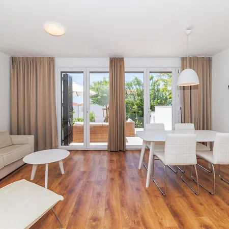 Sunny Side Escape By Belmont Realty 아파트