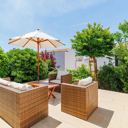 아파트 Sunny Side Escape By Belmont Realty