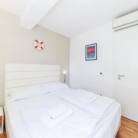 아파트 Sunny Side Escape By Belmont Realty *