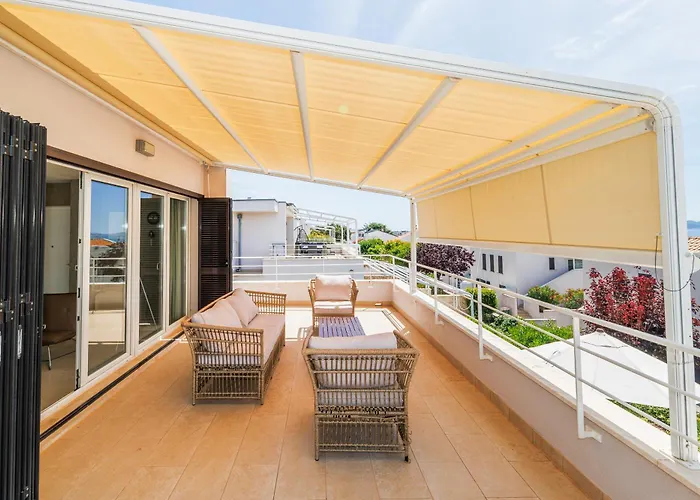 아파트 Sunny Side Escape By Belmont Realty *