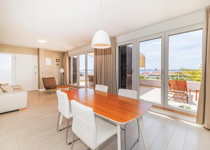 Sunny Side Escape By Belmont Realty * 돈제페트레케인