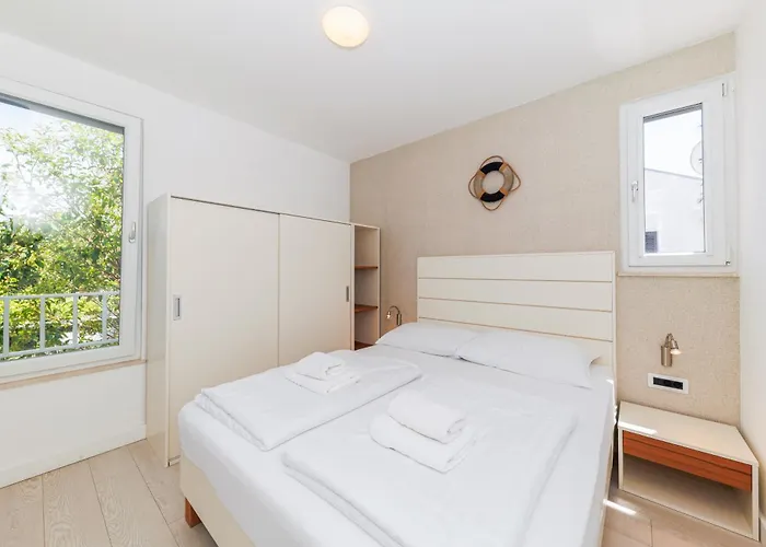 Sunny Side Escape By Belmont Realty * 돈제페트레케인