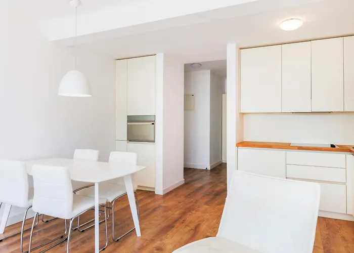 Sunny Side Escape By Belmont Realty 아파트