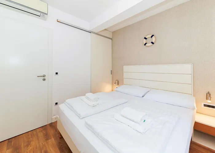 아파트 Sunny Side Escape By Belmont Realty *