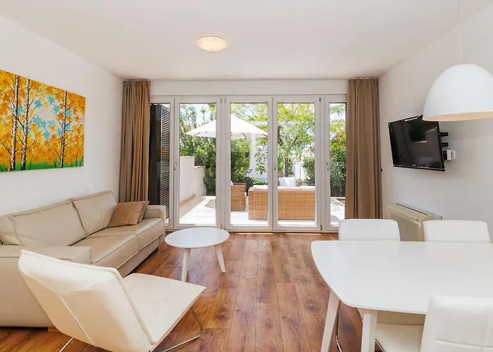 Sunny Side Escape By Belmont Realty * 돈제페트레케인