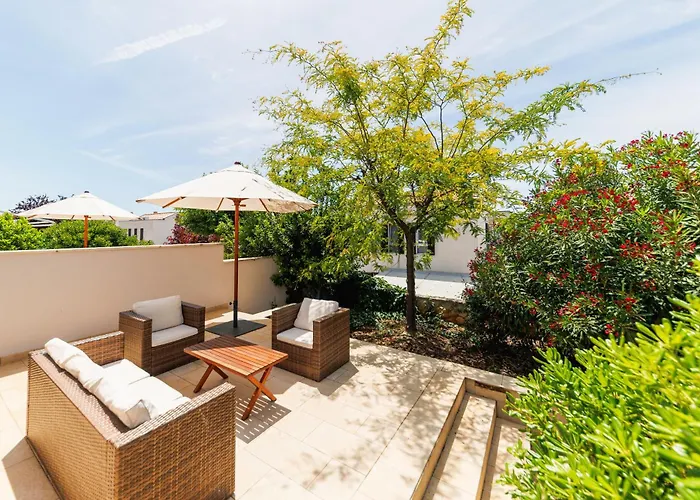 Sunny Side Escape By Belmont Realty 아파트