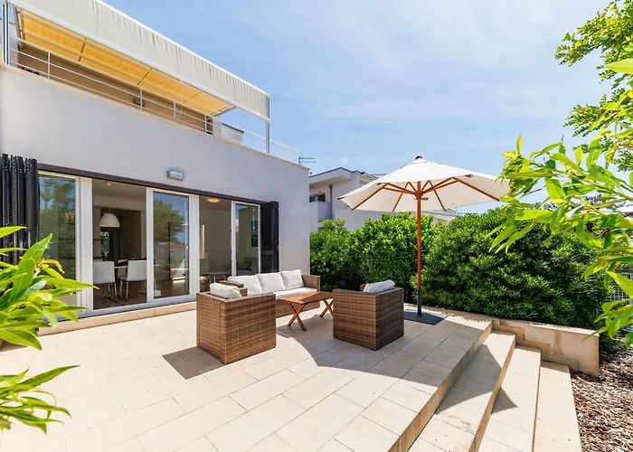아파트 Sunny Side Escape By Belmont Realty