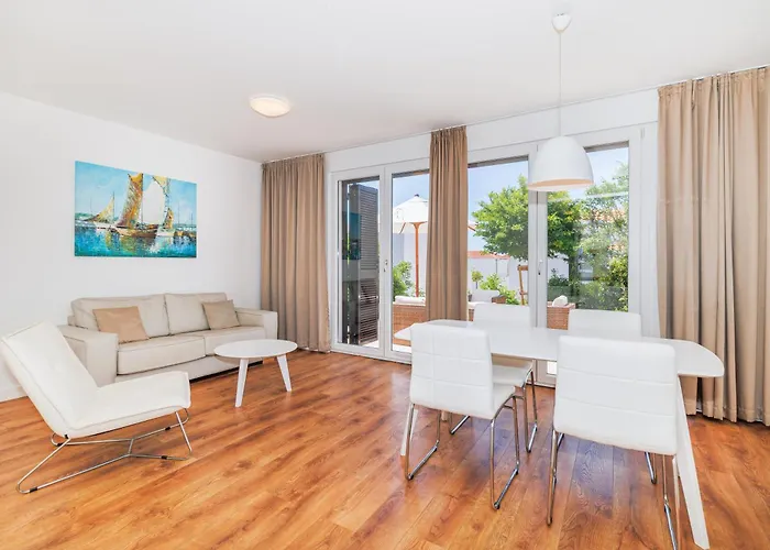Sunny Side Escape By Belmont Realty 아파트 돈제페트레케인