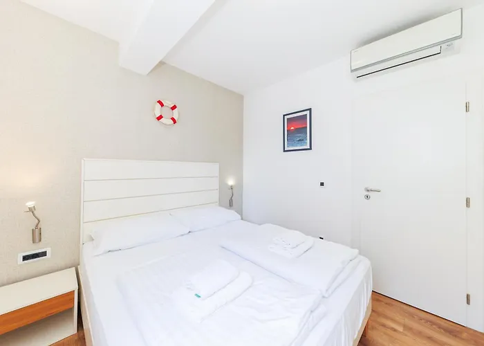 아파트 Sunny Side Escape By Belmont Realty *