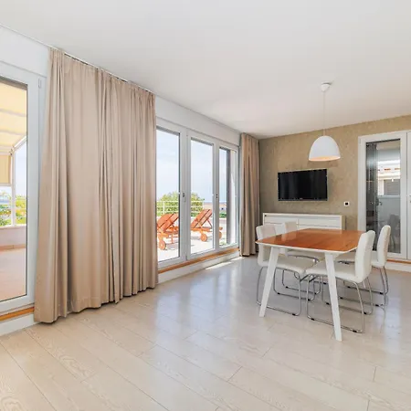 Sunny Side Escape By Belmont Realty * Petrcane