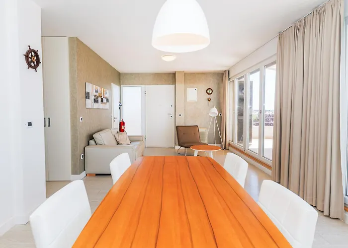 Sunny Side Escape By Belmont Realty Lägenhet